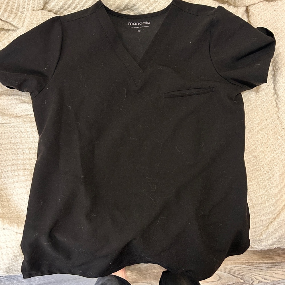 Scrub tops ⭐️ multiple - Picture 3 of 6